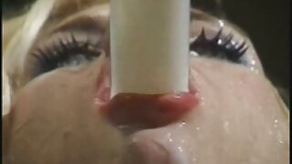 Худорлява брюнетка красуня Мелані Мемфіс бере участь в забаві з порно сайті оголеною боротьбою