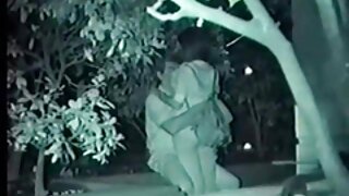 Купка спраглих шлюшок жадібно смокчуть один соковитий член sayt porno